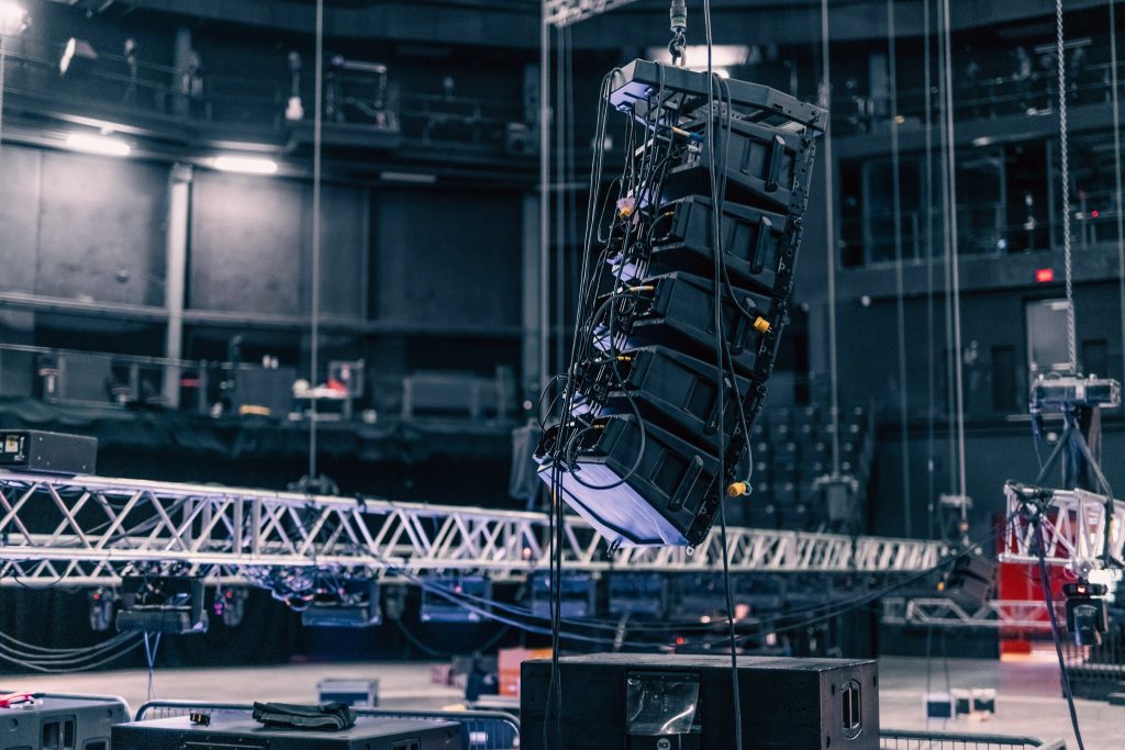 Techniciens son et lumière de Symmetry en montage à Montréal
