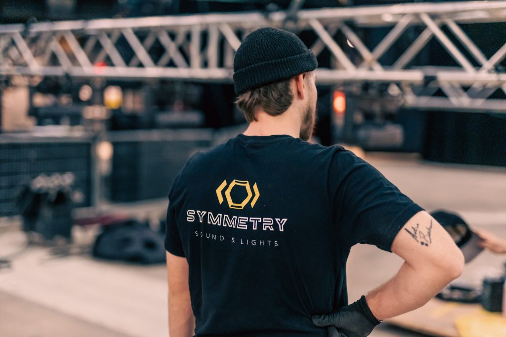 Techniciens de Symmetry pendant un montage