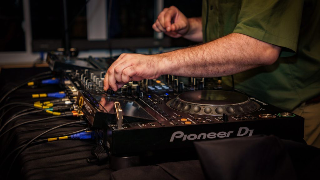 DJ aux platines Pioneer pendant un mariage champêtre