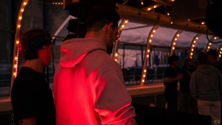 Croisière en Bateau-Mouche, Transition
