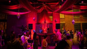 Éclairage d’ambiance rouge et magenta pour une soirée événementielle à Montréal