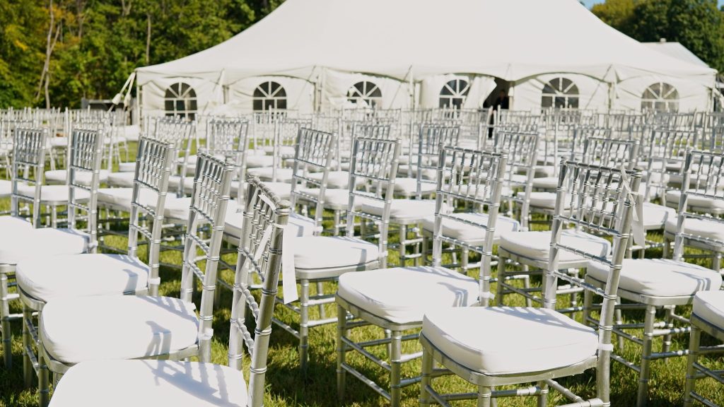 Chaises de cérémonie et chapiteau blanc, mariage en plein air à Châteauguay