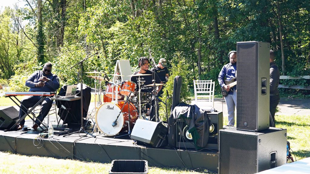 Groupe live sonorisé par Symmetry pendant un mariage en plein air