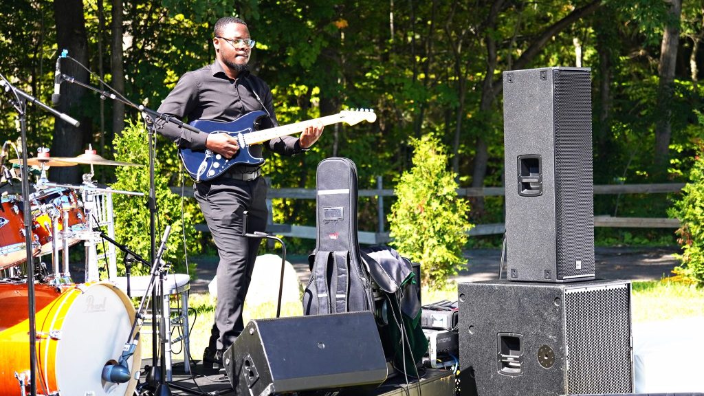 Guitariste du groupe live pendant un mariage en plein air à Châteauguay
