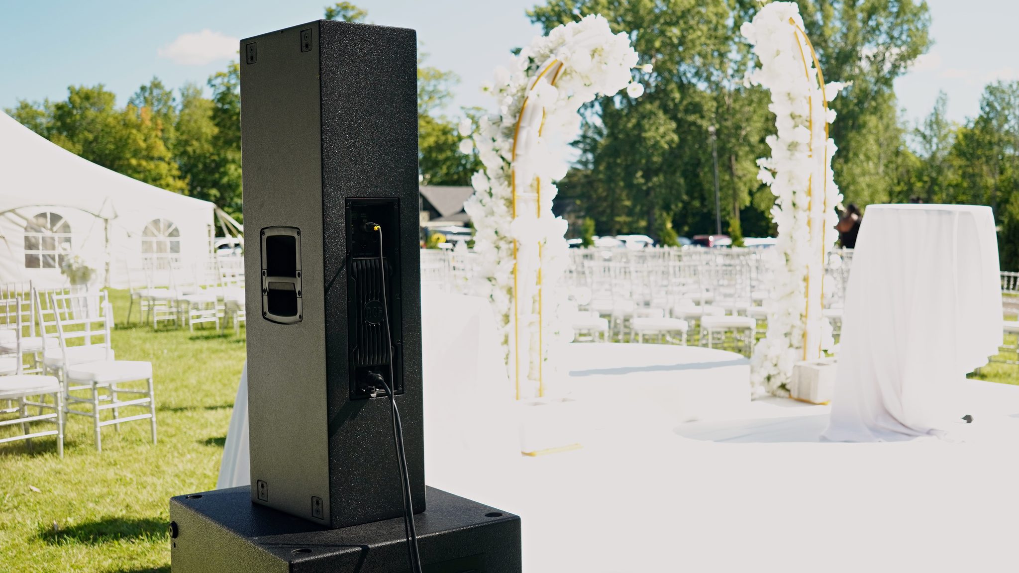 Enceinte RCF près de l’arche de cérémonie, mariage à Châteauguay