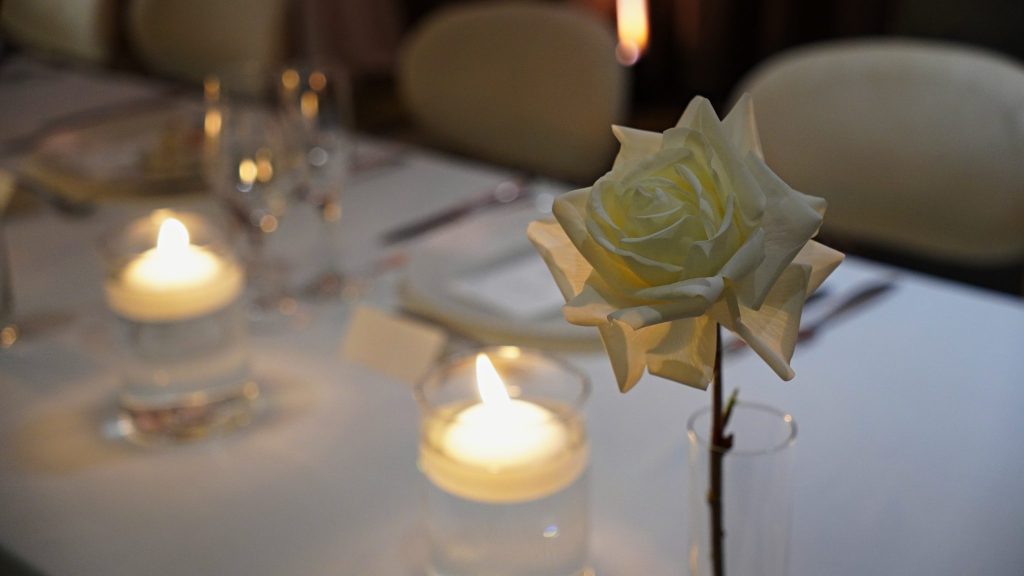 Rose blanche et chandelles sur une table de mariage, Hôtel William Gray