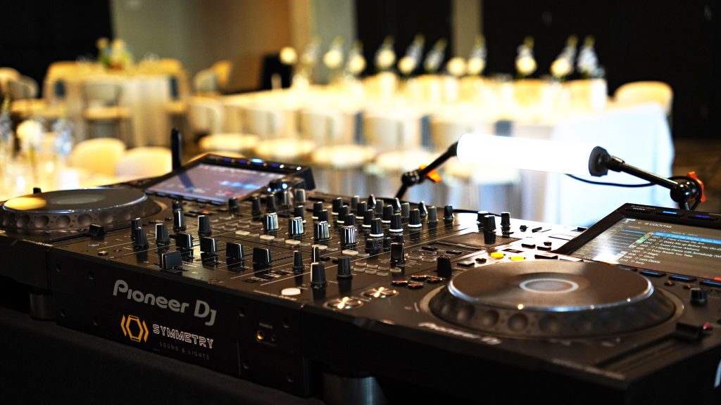 Platines Pioneer DJ devant la salle de réception, mariage à l’Hôtel William Gray