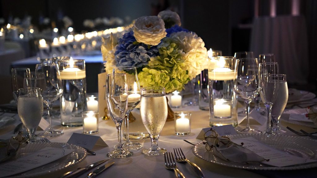 Son et éclairage de mariage à l’Hôtel William Gray, table de réception aux chandelles