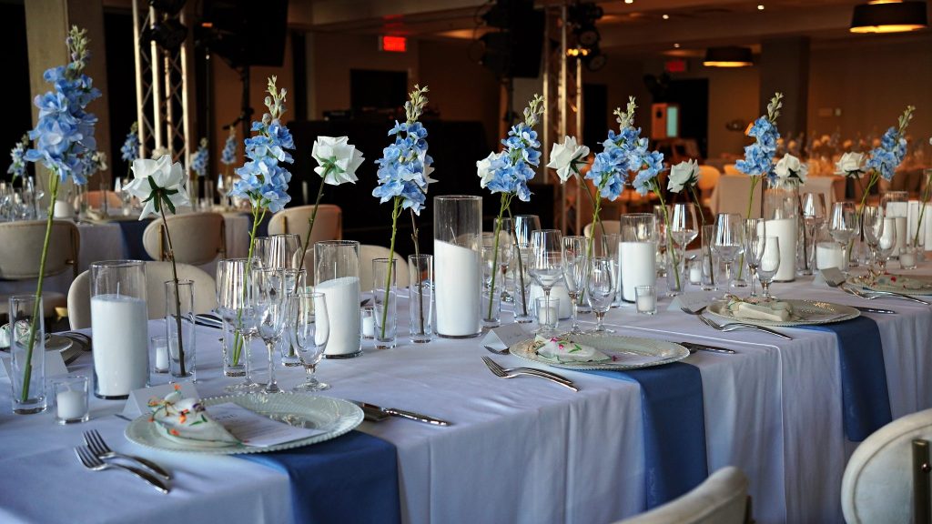Salle de réception de mariage décorée de fleurs bleues, Hôtel William Gray