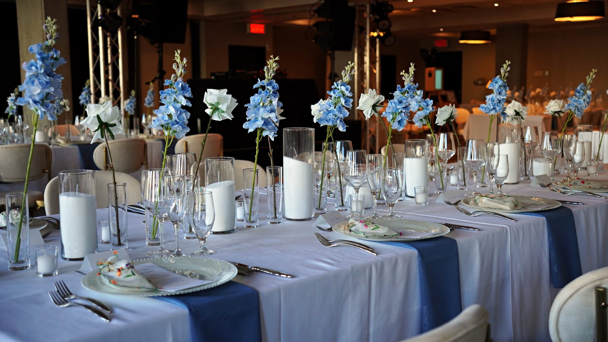 Salle de réception de mariage décorée de fleurs bleues, Hôtel William Gray