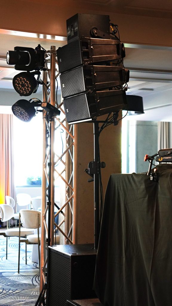 Line array RCF et projecteurs sur truss pour un mariage à Montréal