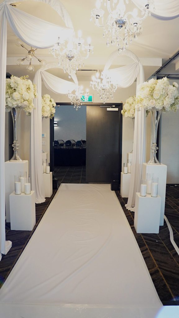 Allée de cérémonie blanche, mariage à la Plaza Imperia de Boucherville