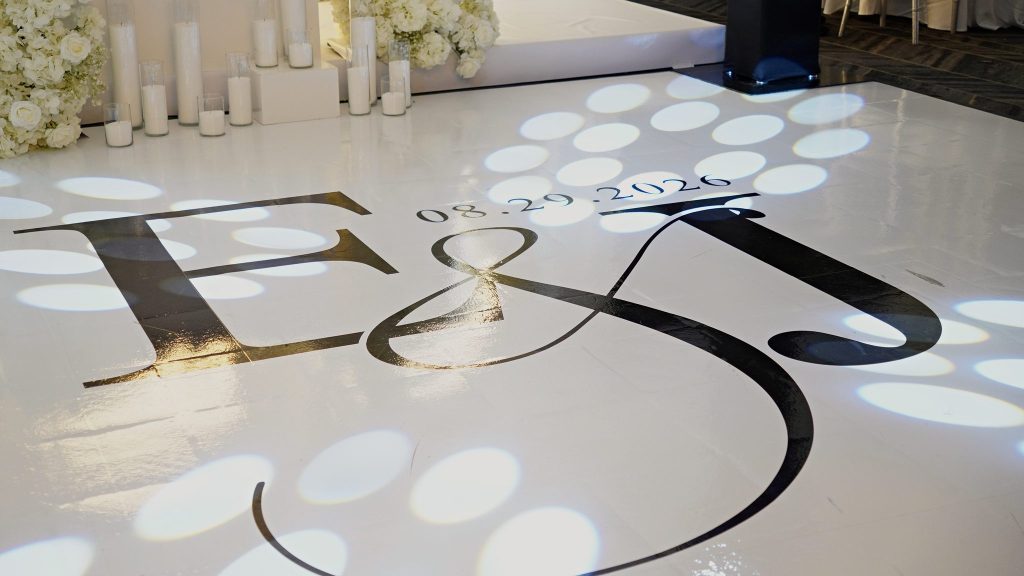 Son et éclairage de mariage : monogramme des mariés éclairé par des têtes motorisées, Plaza Imperia