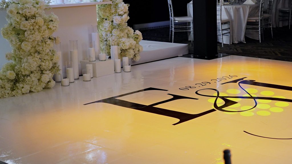 Éclairage jaune sur la piste de danse d’un mariage à Boucherville