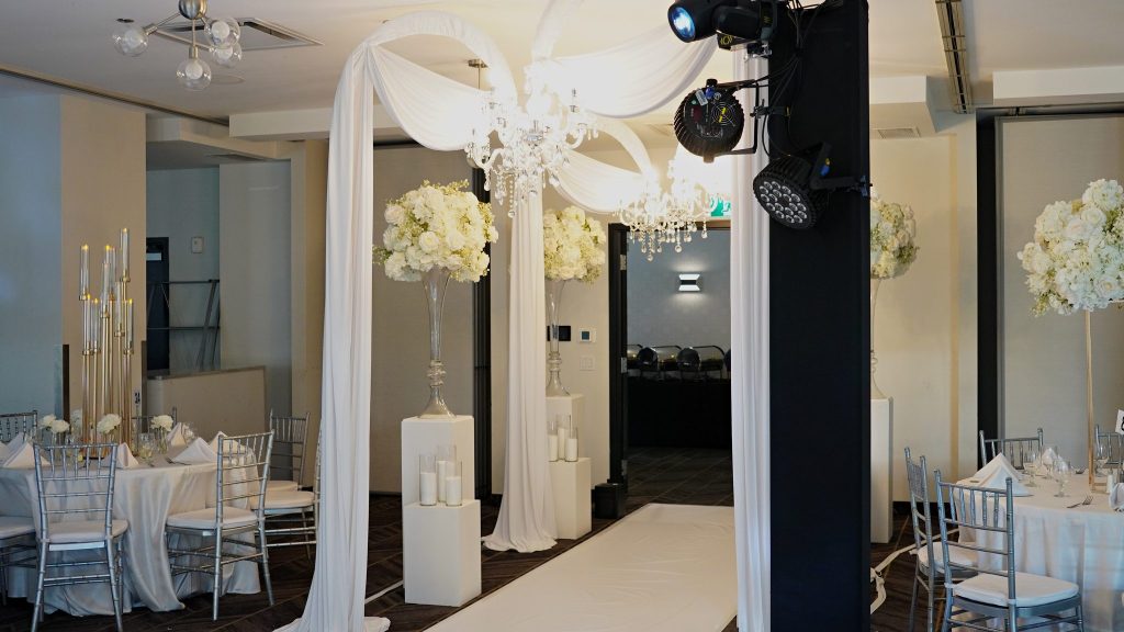 Salle de réception avec drapés blancs, mariage à la Plaza Imperia