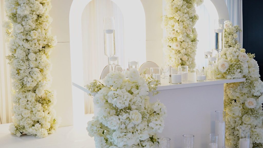 Table d’honneur fleurie, mariage à la Plaza Imperia de Boucherville