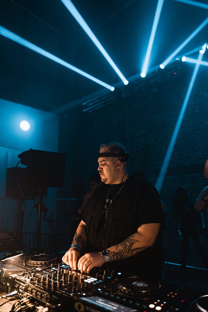 DJ aux platines Pioneer sous l'éclairage bleu (Noreiner 4 ans, Fonderie Darling)