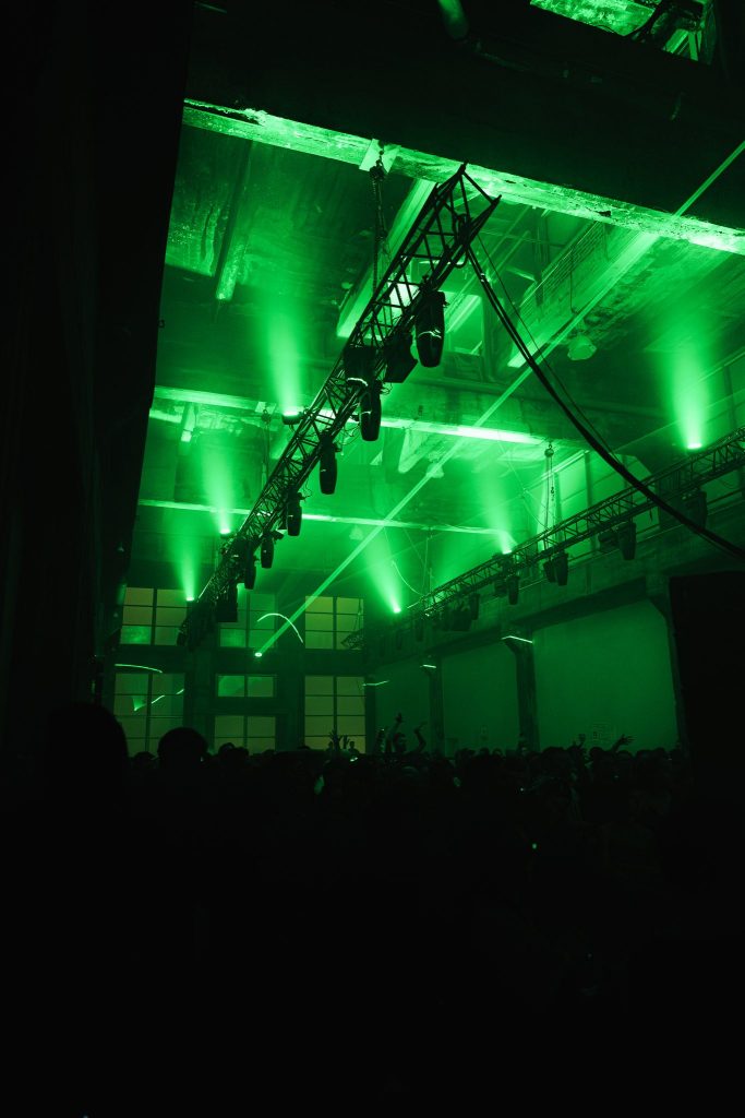 Structure de truss suspendue et éclairage vert dans la Fonderie Darling (Noreiner 4 ans, Fonderie Darling)