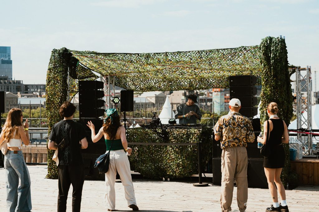 Booth DJ habillé de filet camouflage sur la terrasse (Noreiner, Belvédère des sciences)
