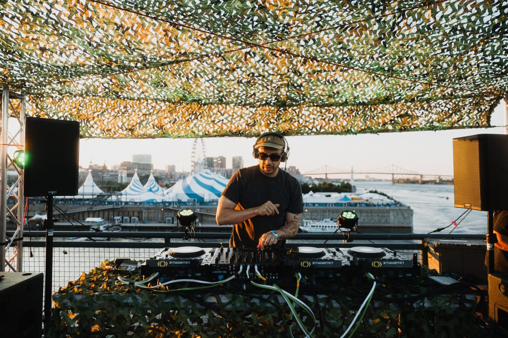 Booth DJ avec vue sur le fleuve et les chapiteaux du Vieux-Port (Noreiner, Belvédère des sciences)