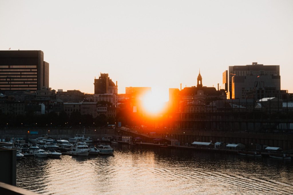 Coucher de soleil sur le Vieux-Port et la marina (Noreiner, Belvédère des sciences)