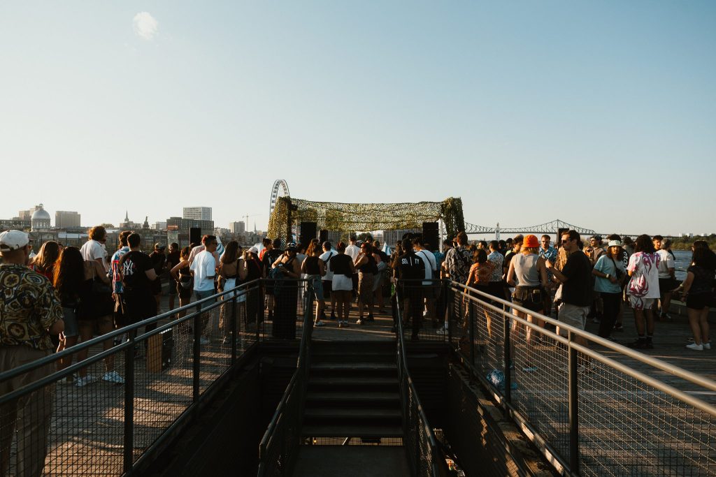 Vue de la terrasse pleine avec booth DJ et Grande roue (Noreiner, Belvédère des sciences)
