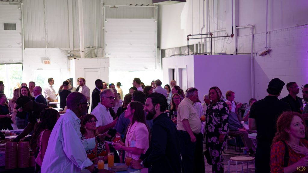 Foule d'invités en cocktail de réseautage