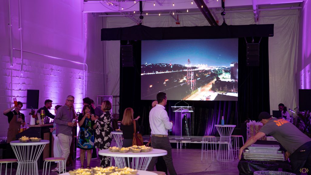 Vue d'ensemble de la salle avec mur LED, scène et éclairage d'ambiance