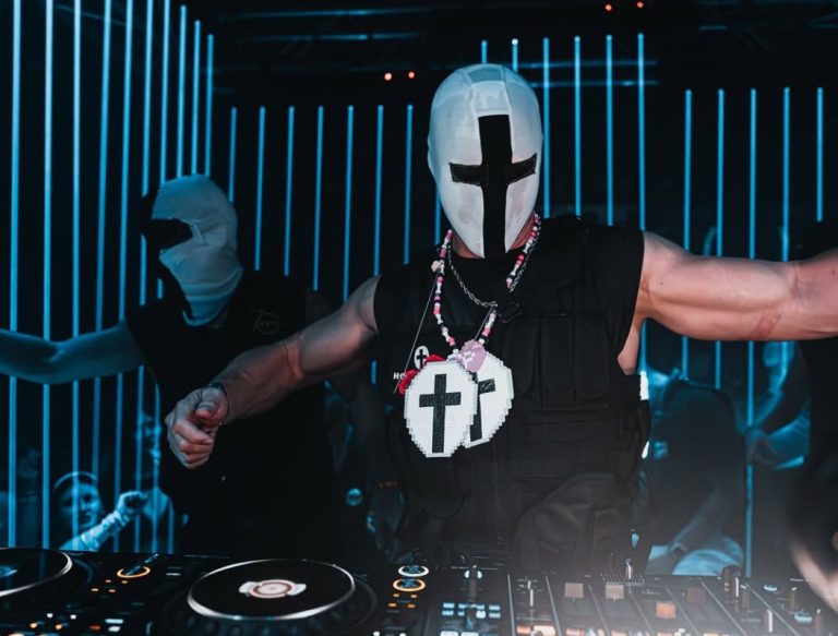 This is house : Holy Priest en Laser Cage